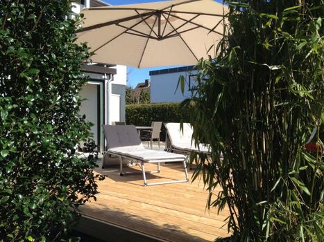 Die idyllische Terrasse ist sichtgeschützt