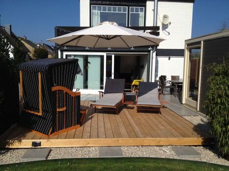 Sonnendeck und Saunahaus