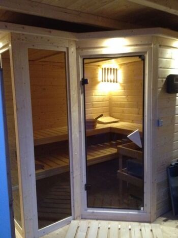 Platz in der Sauna für bis 4-6 Personen