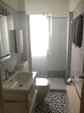 Badezimmer mir großer Dusche im 1. OG