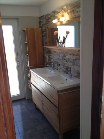 Wellnessbadezimmer mit Austritt zur Sauna