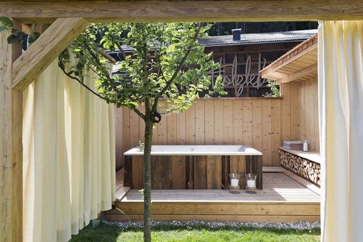 Außenbadewanne vor dem eigenen Chalet