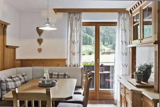 Ferienwohnung Bergrose Wohn-Essbereich