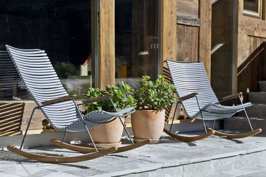 Liegestühle vor dem Haupthaus