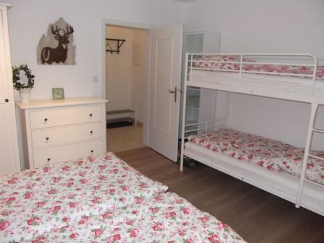 Schlafzimmer 2 mit Doppelbett und Stockbetten