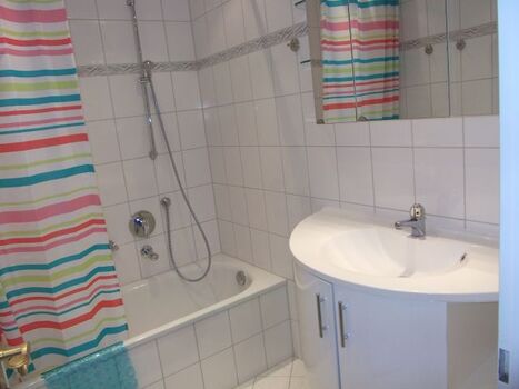 Badezimmer mit Wannenbad