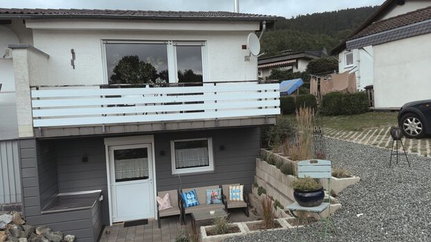 Vorderansicht mit Balkon und Terrasse