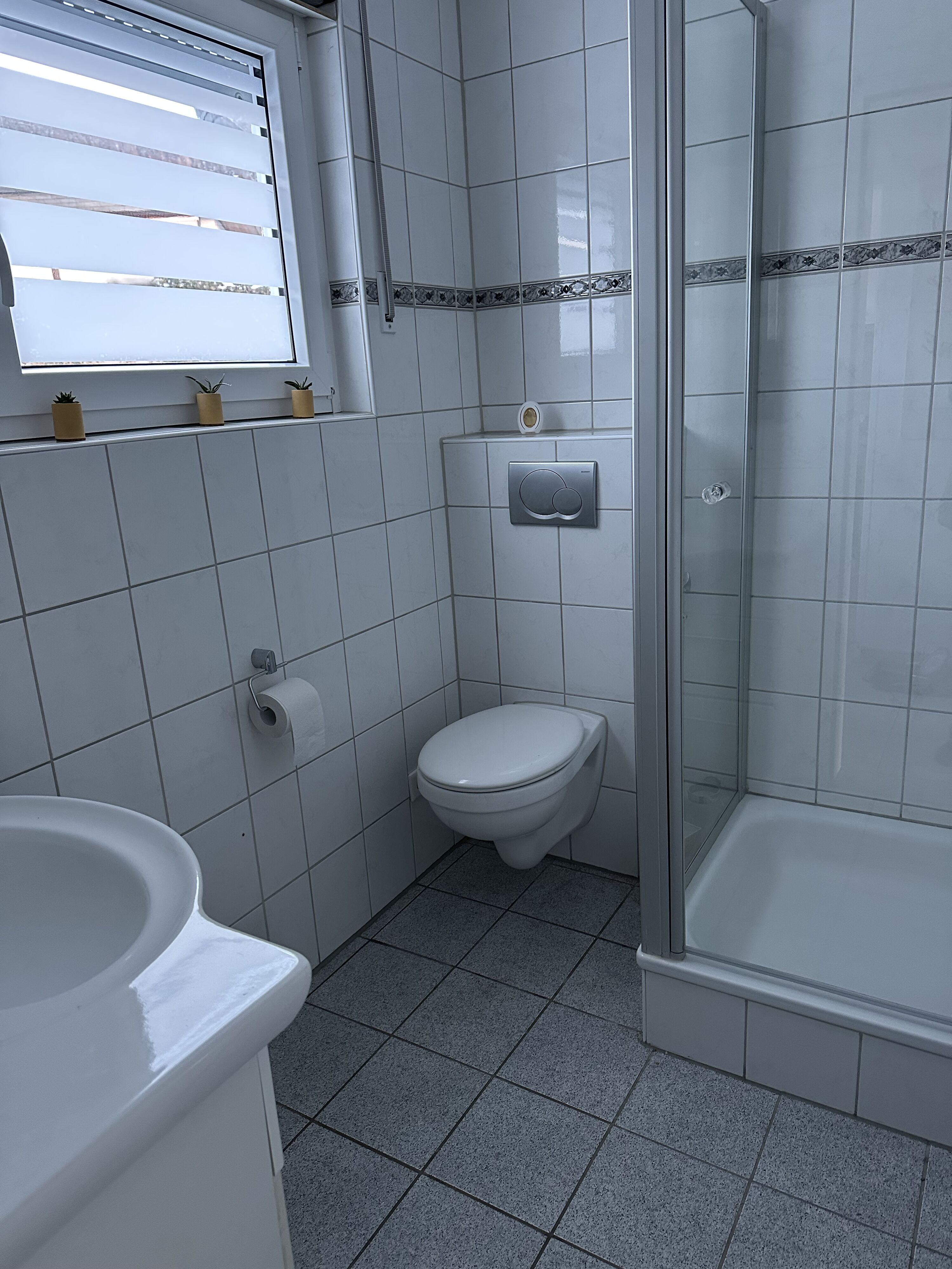 Badezimmer mit Dusche im Erdgeschoss