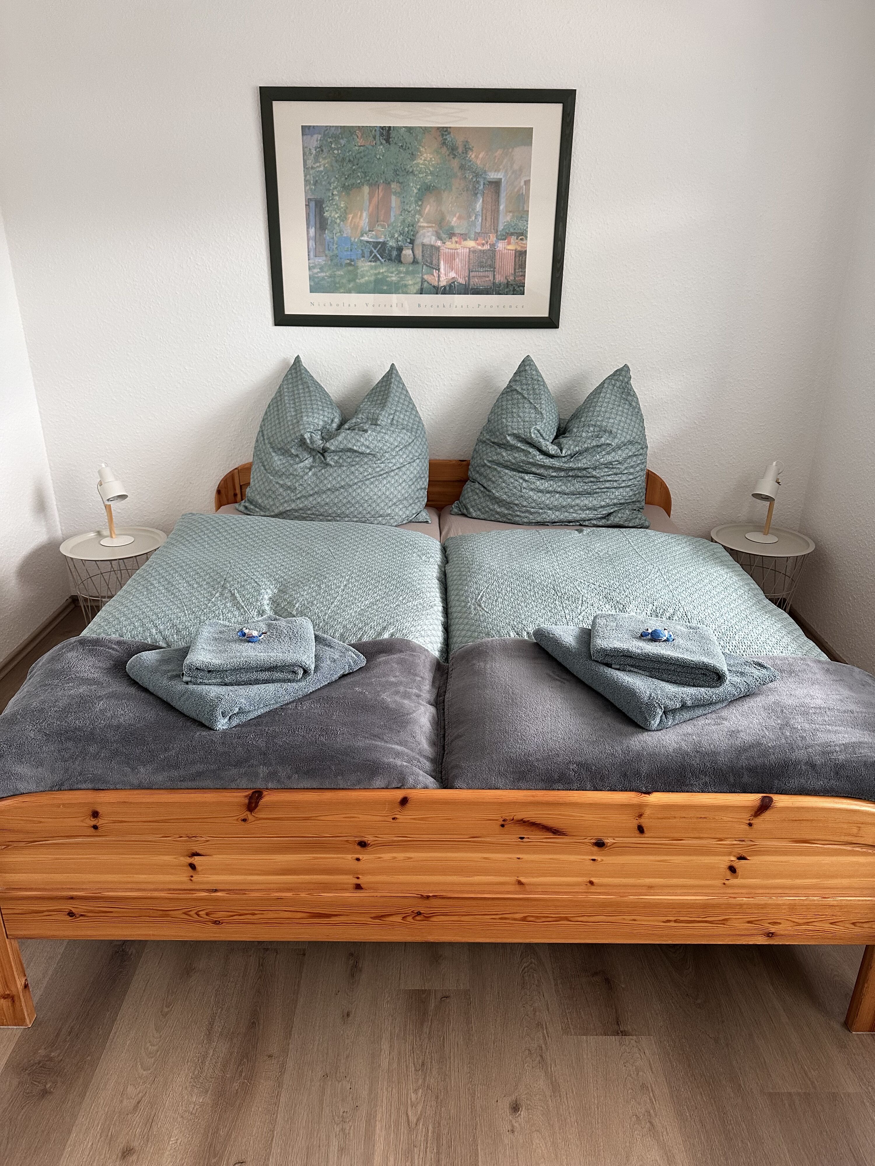 Schlafzimmer mit Doppelbett im Untergeschoss