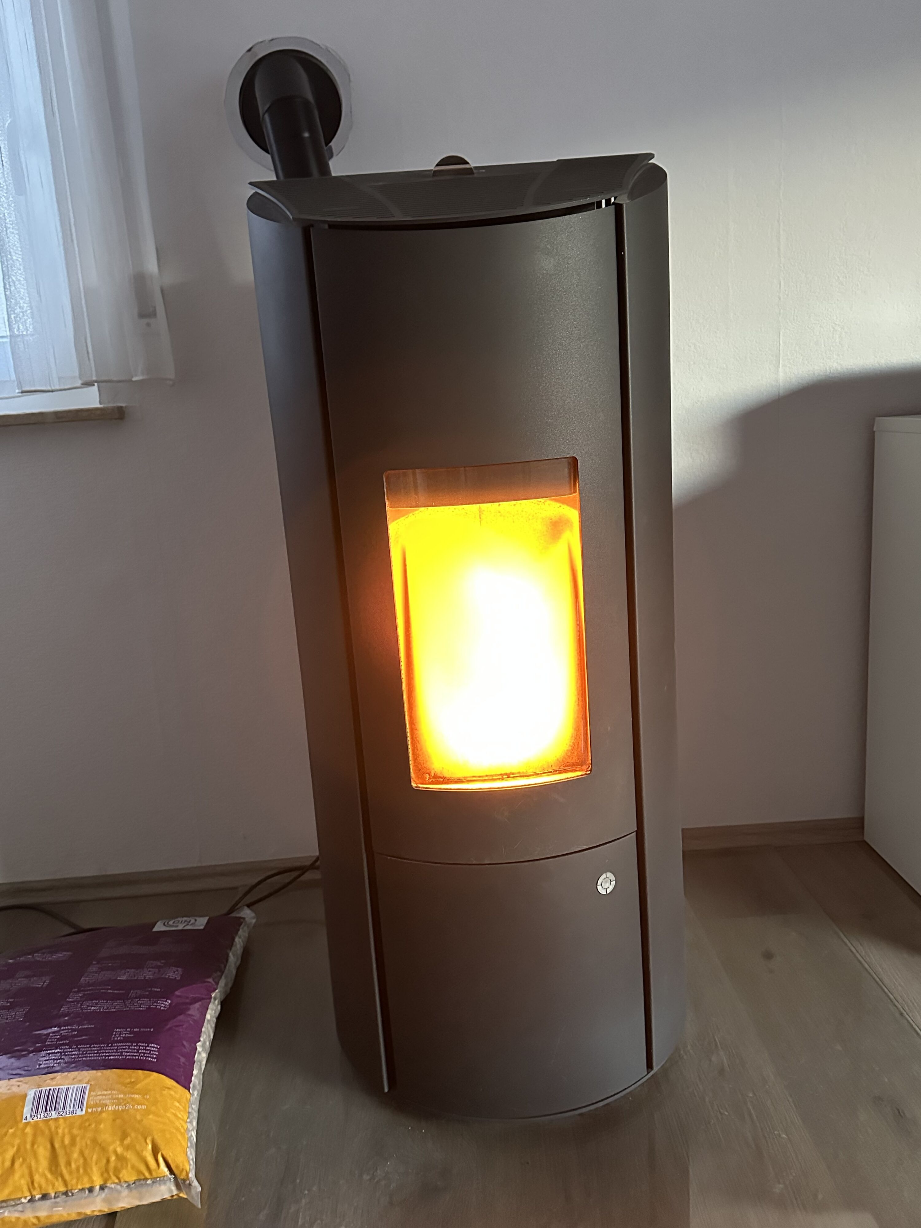 Pelletofen im Wohnzimmer für die Gemütlichkeit