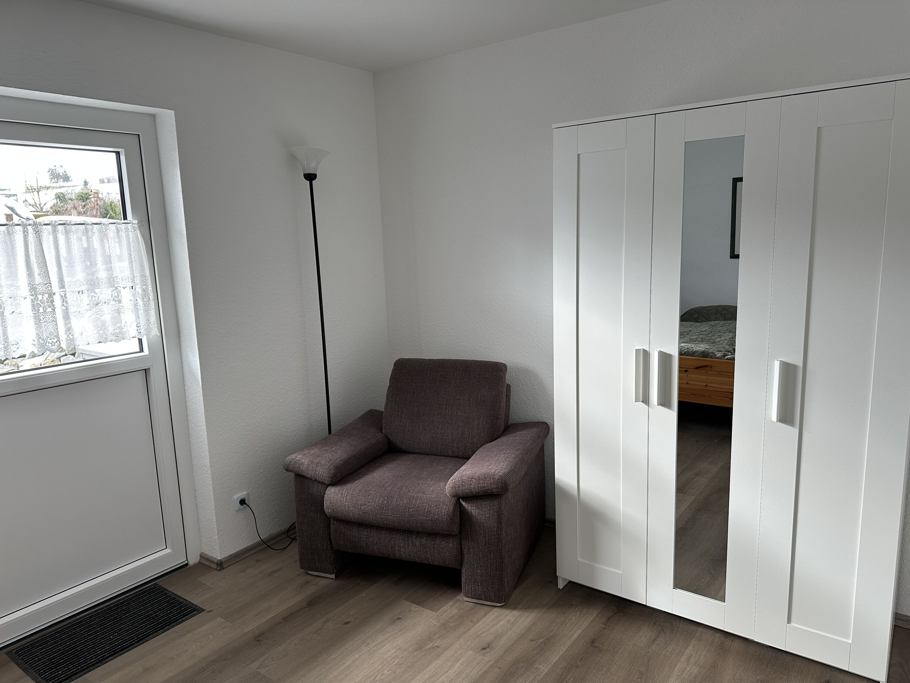 Schlafzimmer mit Zugang zur Terrasse und Parkplatz