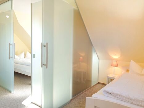 die Glaswände zwischen den Schlafzimmern