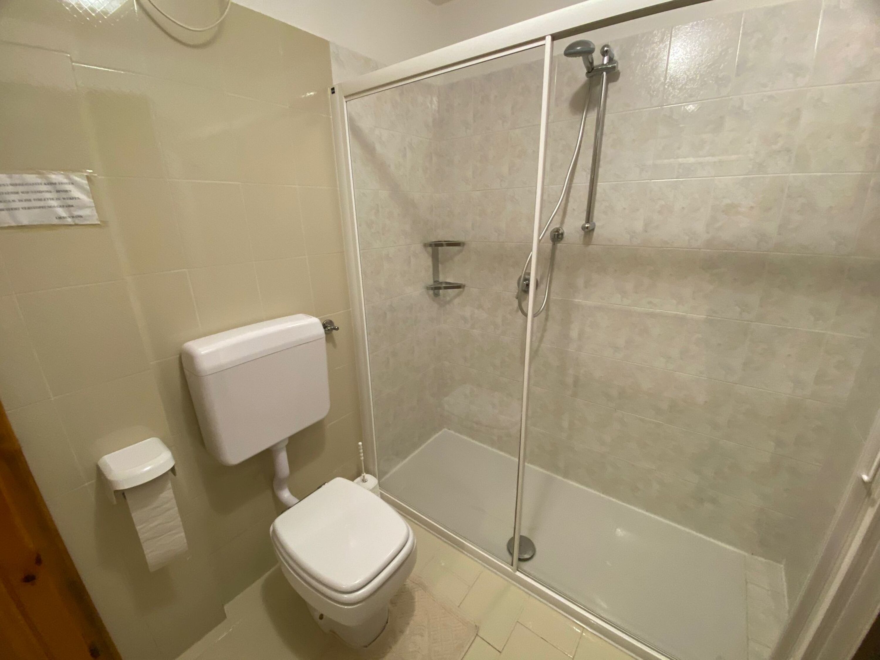 Badezimmer mit ebenerdiger Dusche