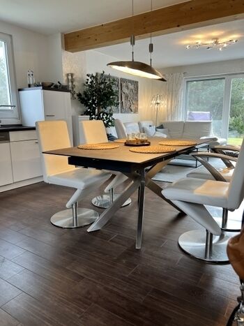 mit hochwertigen bequemen Stühlen