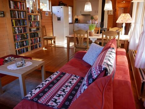 Wohn-Essbereich mit gemütlicher Eckcouch und offener Küche