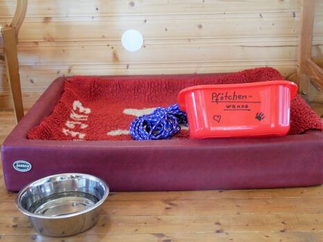 Hunde herzlich willkomen: Körbchen, Wasserschüssel, Schleppleine und Pfötchenwanne warten auf euch