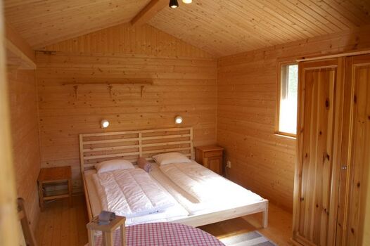 Doppelbett im separaten Gästehaus