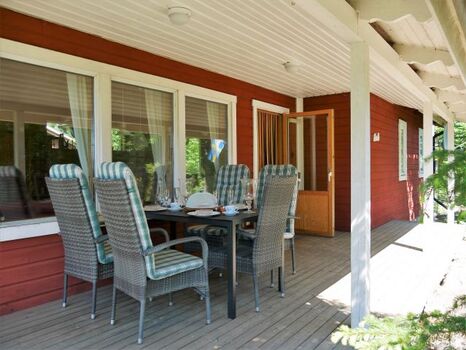 Überdachte Terrasse mit Gartenmöbeln