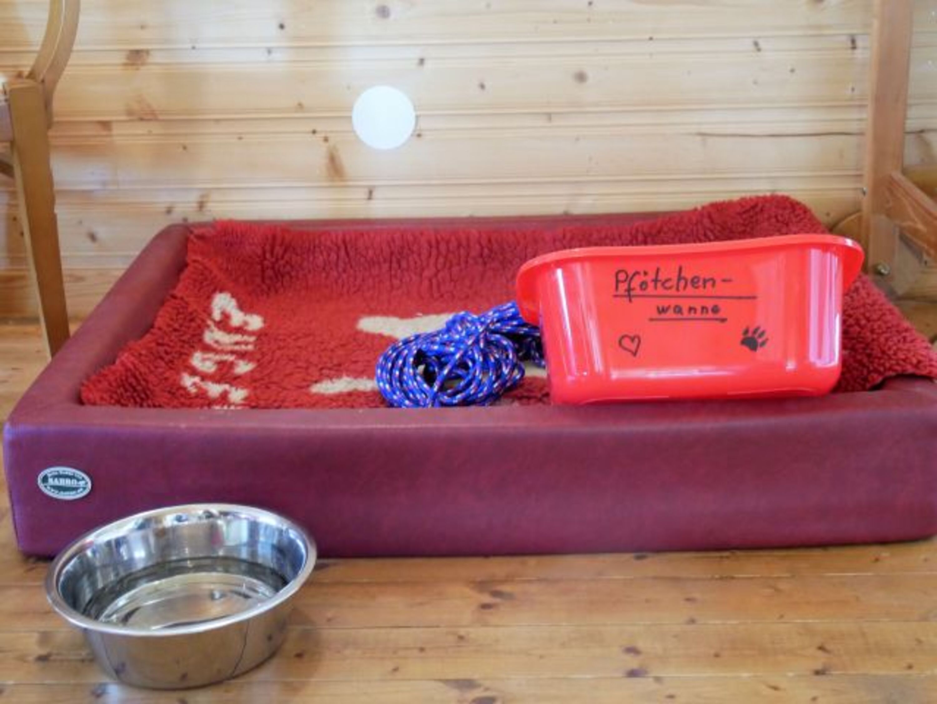 Hunde herzlich willkomen: Körbchen, Wasserschüssel, Schleppleine und Pfötchenwanne warten auf euch