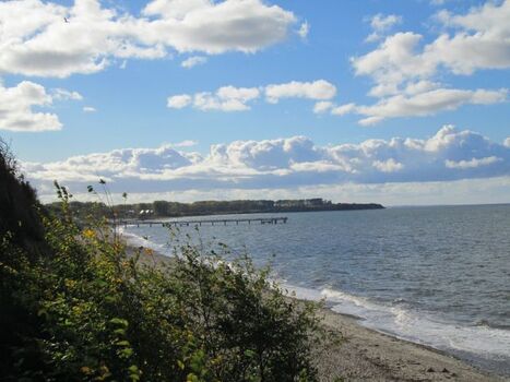 Strand mit Blick zur Seebruecke