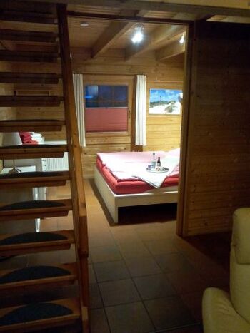 Blick vom Wohnzimmer ins Schlafzimmer