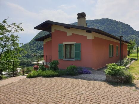 Hausansicht vom Parkplatz