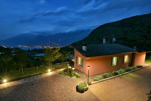 Casa Runsel Bonassi at night