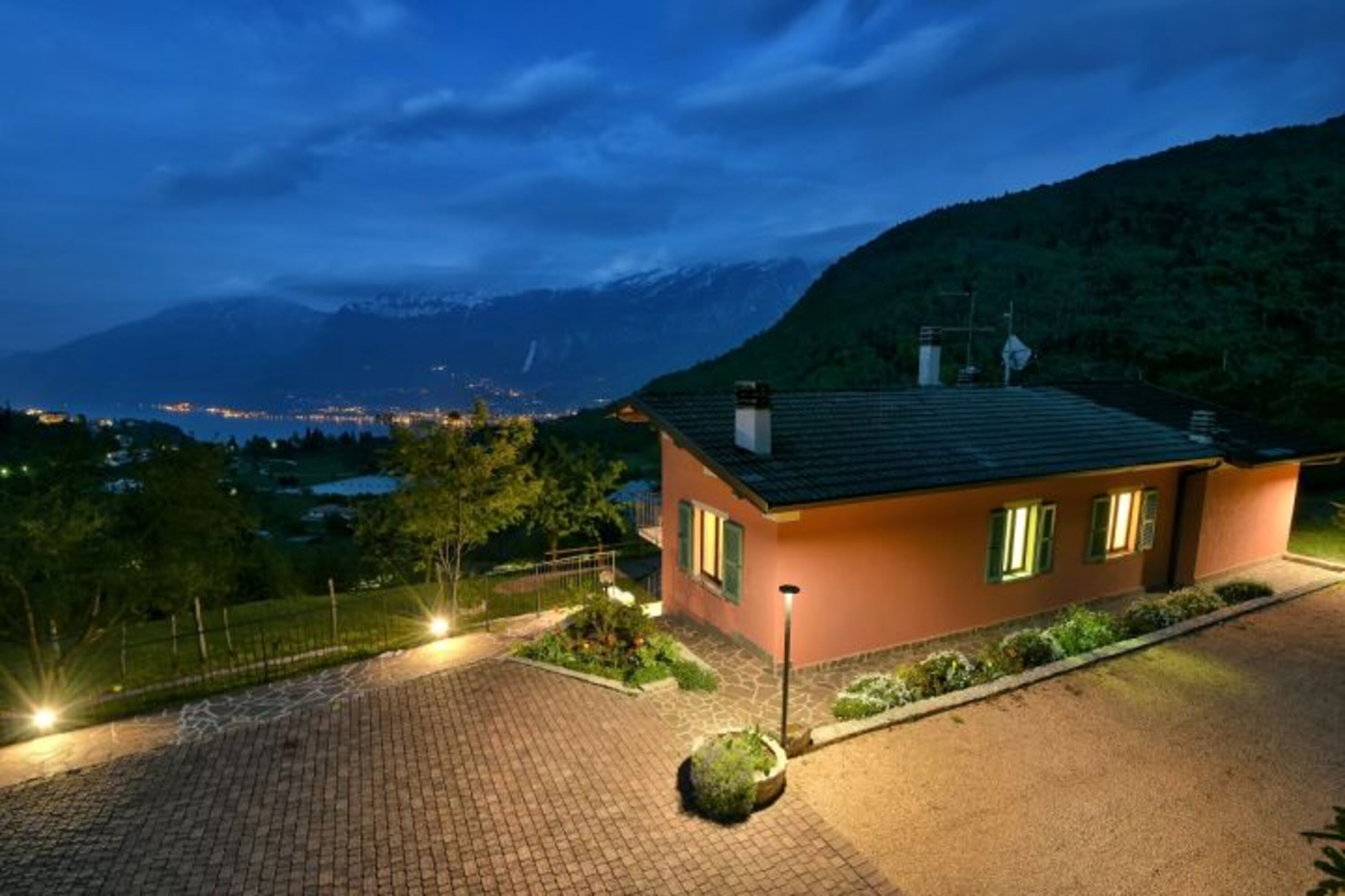 Casa Runsel Bonassi at night