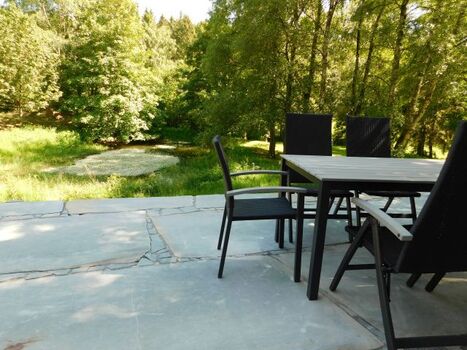 Sonnenterrasse mit Blick auf den Teich