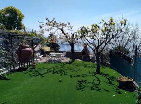 herrlicher Garten mit Grill und traumhaftem Seeblick