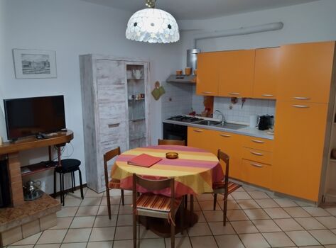 Küche mit Backofen und Spülmaschine