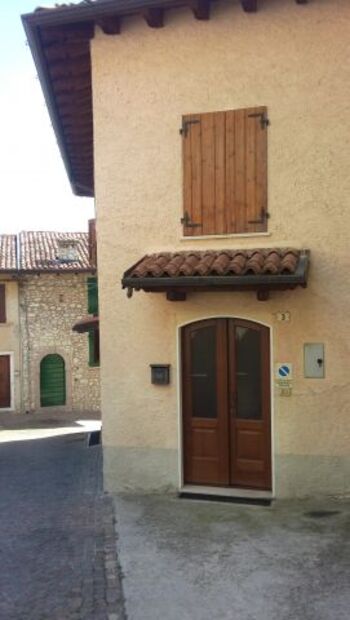 Hausansicht mit kleinem Parkplatz davor