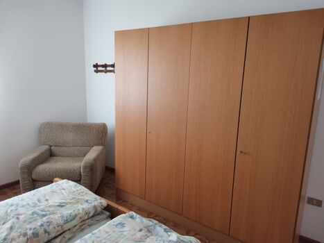 großer Schlafzimmerschrank