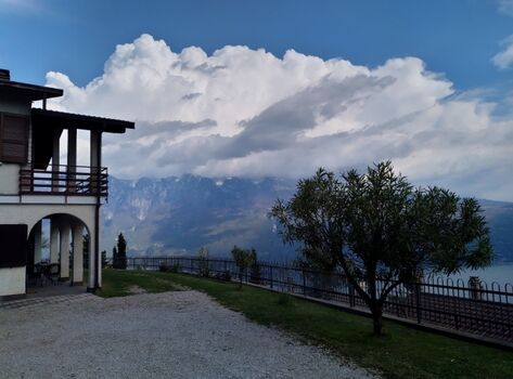 beeindruckendes Wolkenspiel am Monte Baldo mit Hausansicht