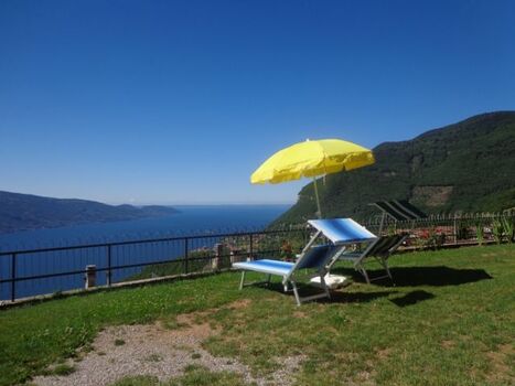 Liegewiese mit Seeblick