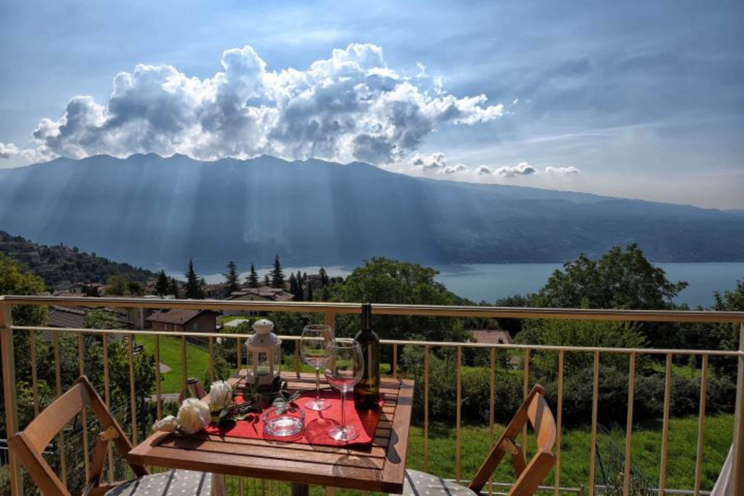 Balkon mit See- und Bergblick