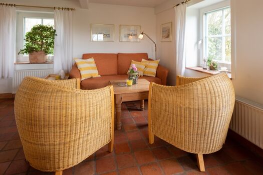 gemütliches Sofa mit zusätzlichen Korbsesseln