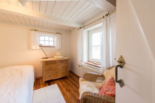 Schlafzimmer mit DB (franz. Bett 1.40m) im EG