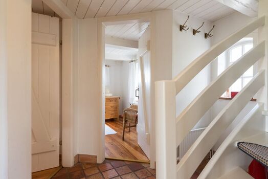 Flur mit Treppe ins OG