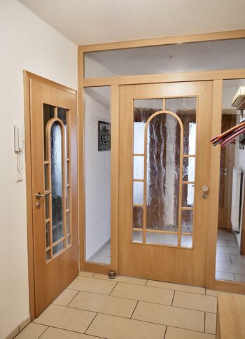Geräumiger Flur mit Eingangstür und Durchgang zu den Schlafzimmern