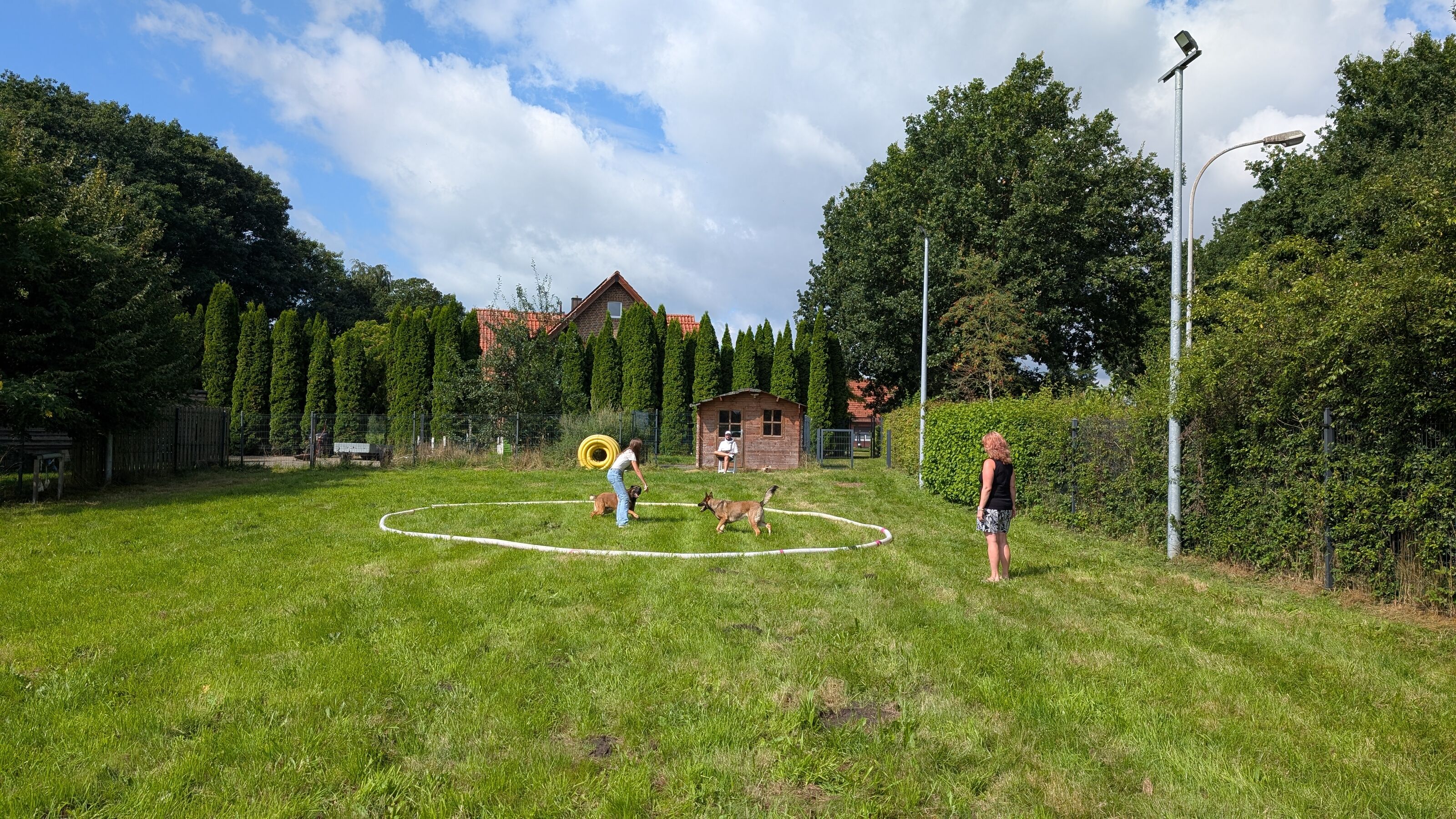 Trainingswiese mit Blick Richtung Wohnhaus