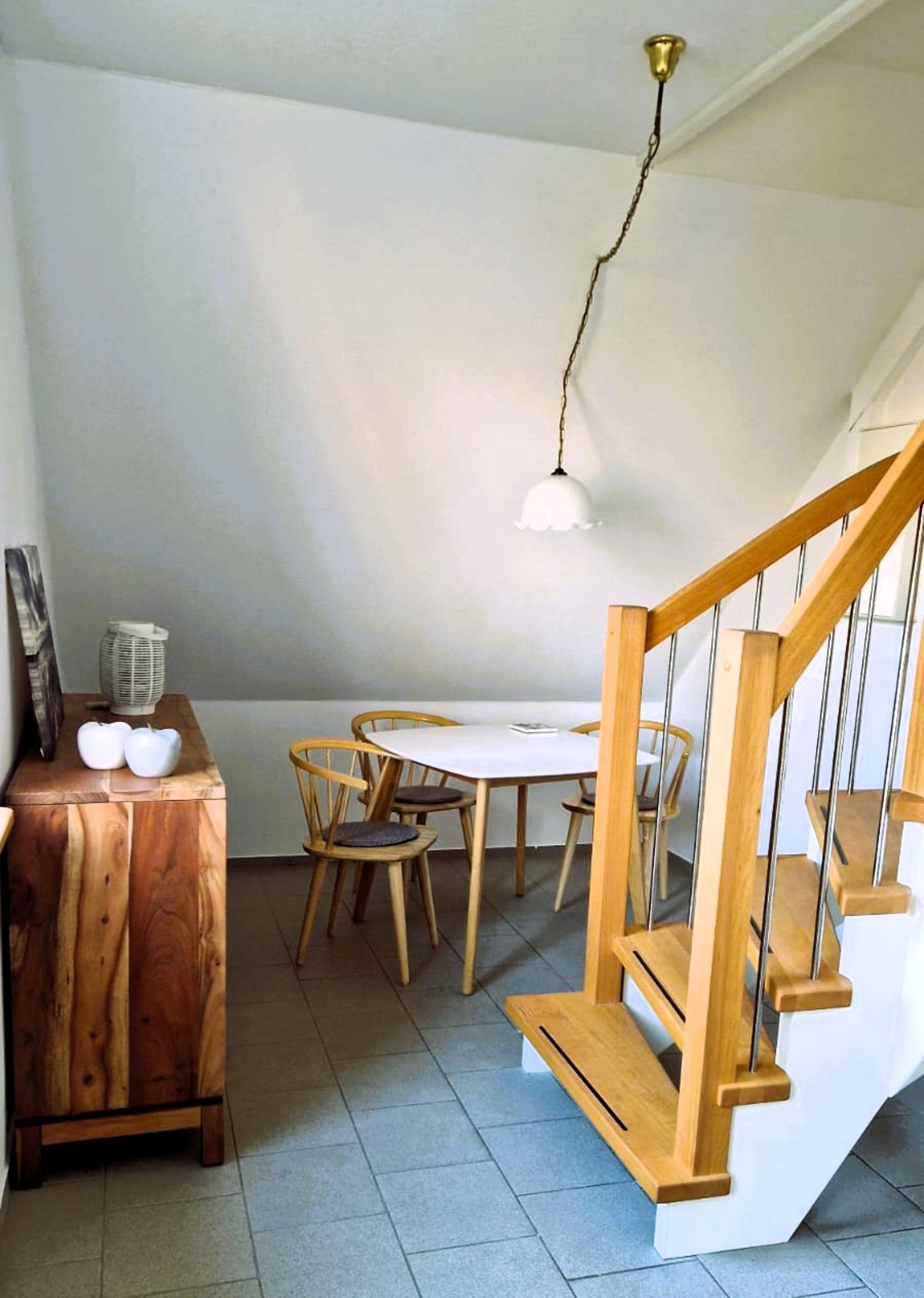 Maisonette Zimmer „Mooi Utkiek“ - unterer Bereich Essecke und Kommode