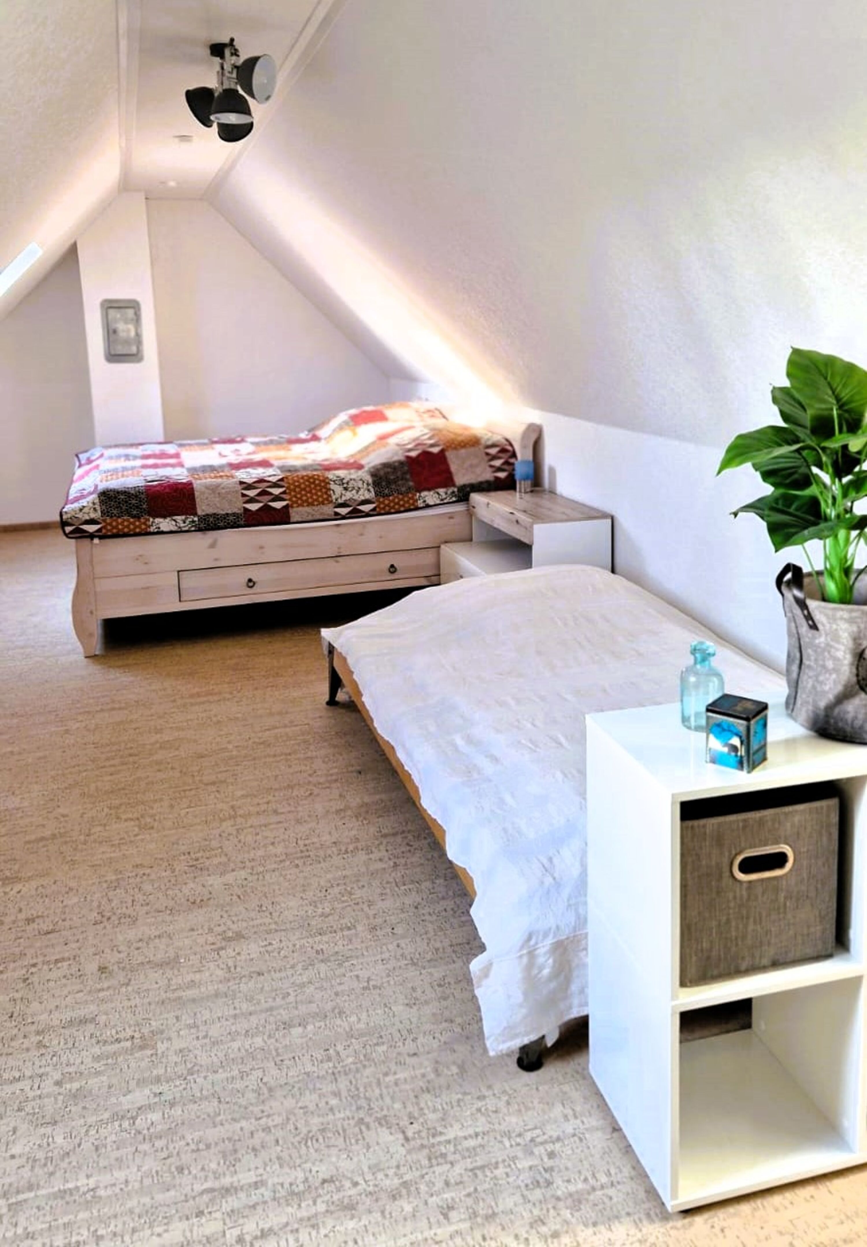 Maisonette Zimmer „Mooi Utkiek“ - oberer Bereich Doppelbett (2 x 2 m) und Einzelbett (1,20 x 2 m)