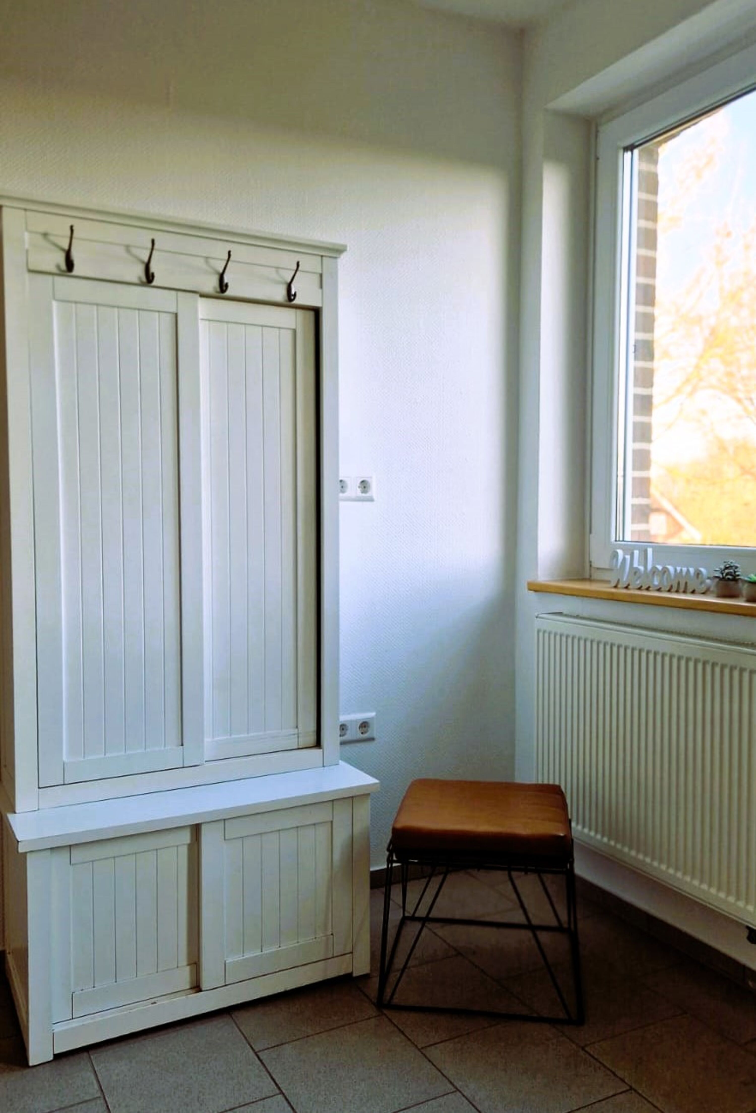 Maisonette Zimmer „Mooi Utkiek“ - unterer Bereich Schuhschrank mit Gaderobe