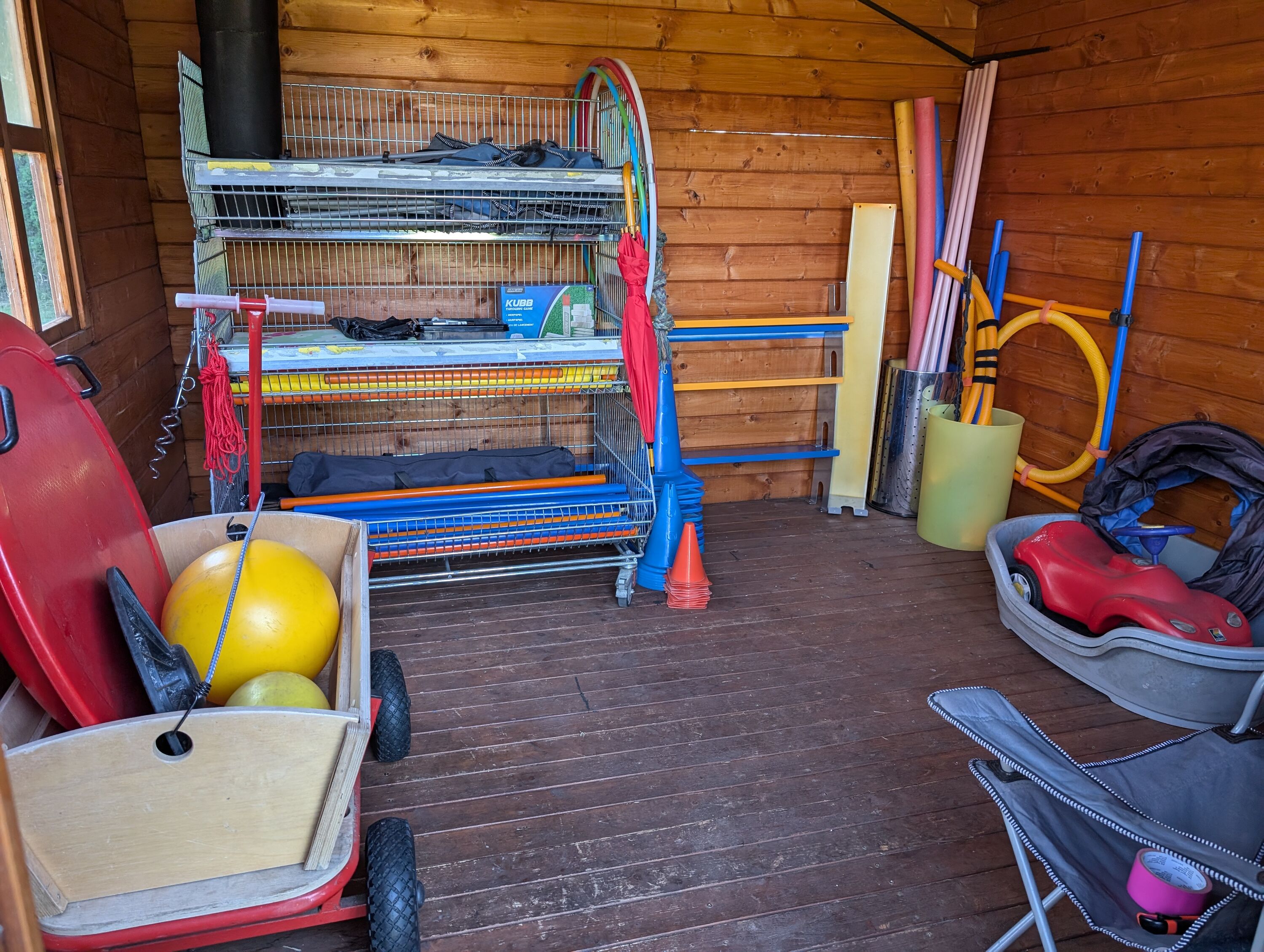 Hütte mit Trainingszubehör an der Trainingswiese