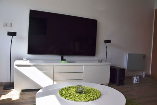 Mega Flachbildschirm mit Bose Anlage