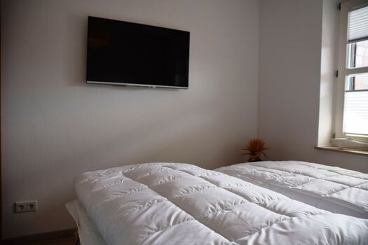 Blick Schlafzimmer mit Flachbildschirm
