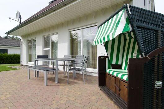 Terrasse des Hauses mit Strandkorb