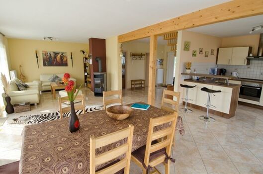 Blick in den kompletten Wohnraum