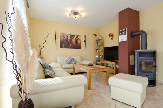 Wohnraum mit Sofa und Kaminofen